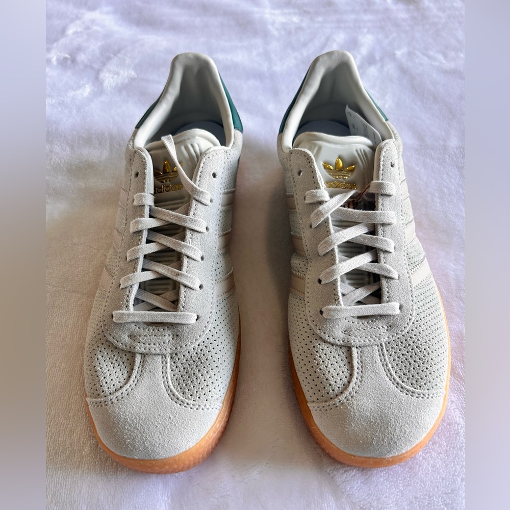 New Adidas Adidas Gazelle J, suede size 6